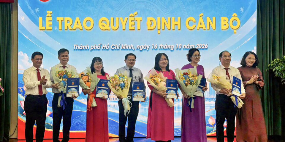 HINH BAN GIAM HIEU_1 2